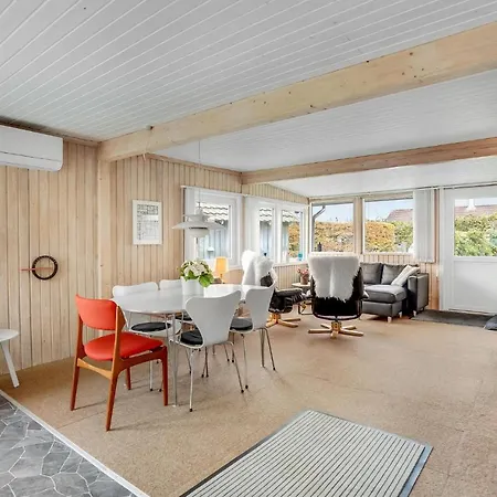 3 Bedroom Awesome In Holiday home