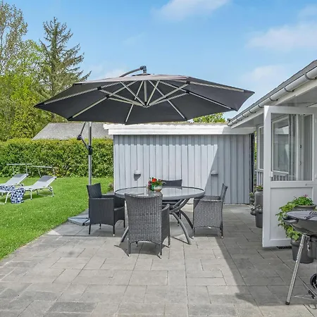 3 Bedroom Awesome In Holiday home *