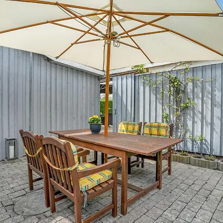 3 Bedroom Awesome In Holiday home *